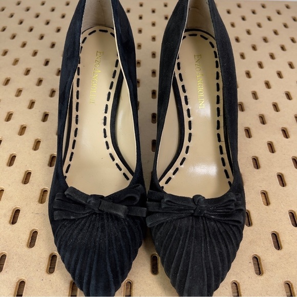Enzo Angiolini Easorte Black Suede Bow Toe Pleated 3 inch Heel Size 7 - Picture 10 of 10